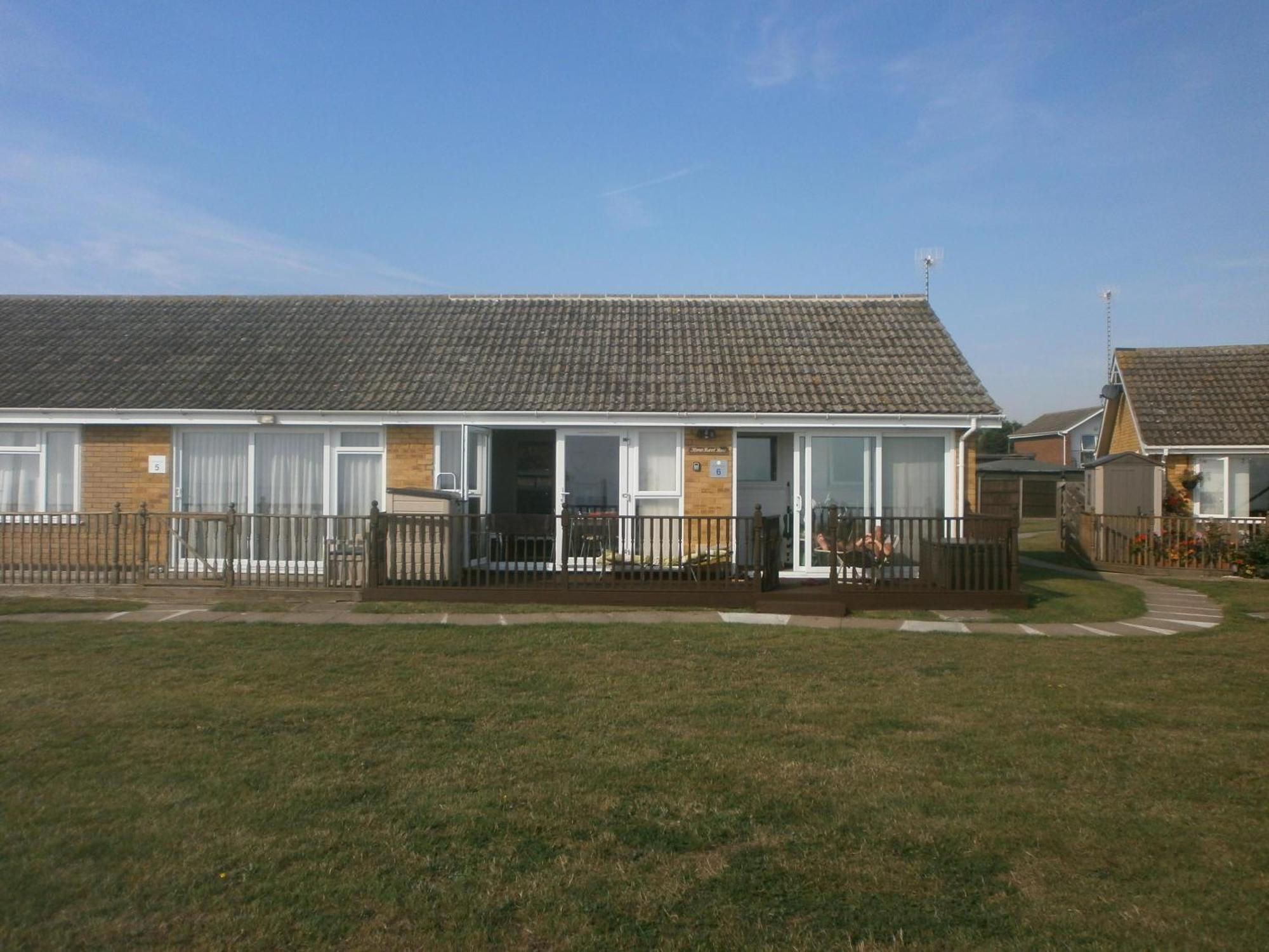 Lovely 5 Berth Bungalow At Waterside Village Park In Corton Ref 14006W Lowestoft Exterior foto