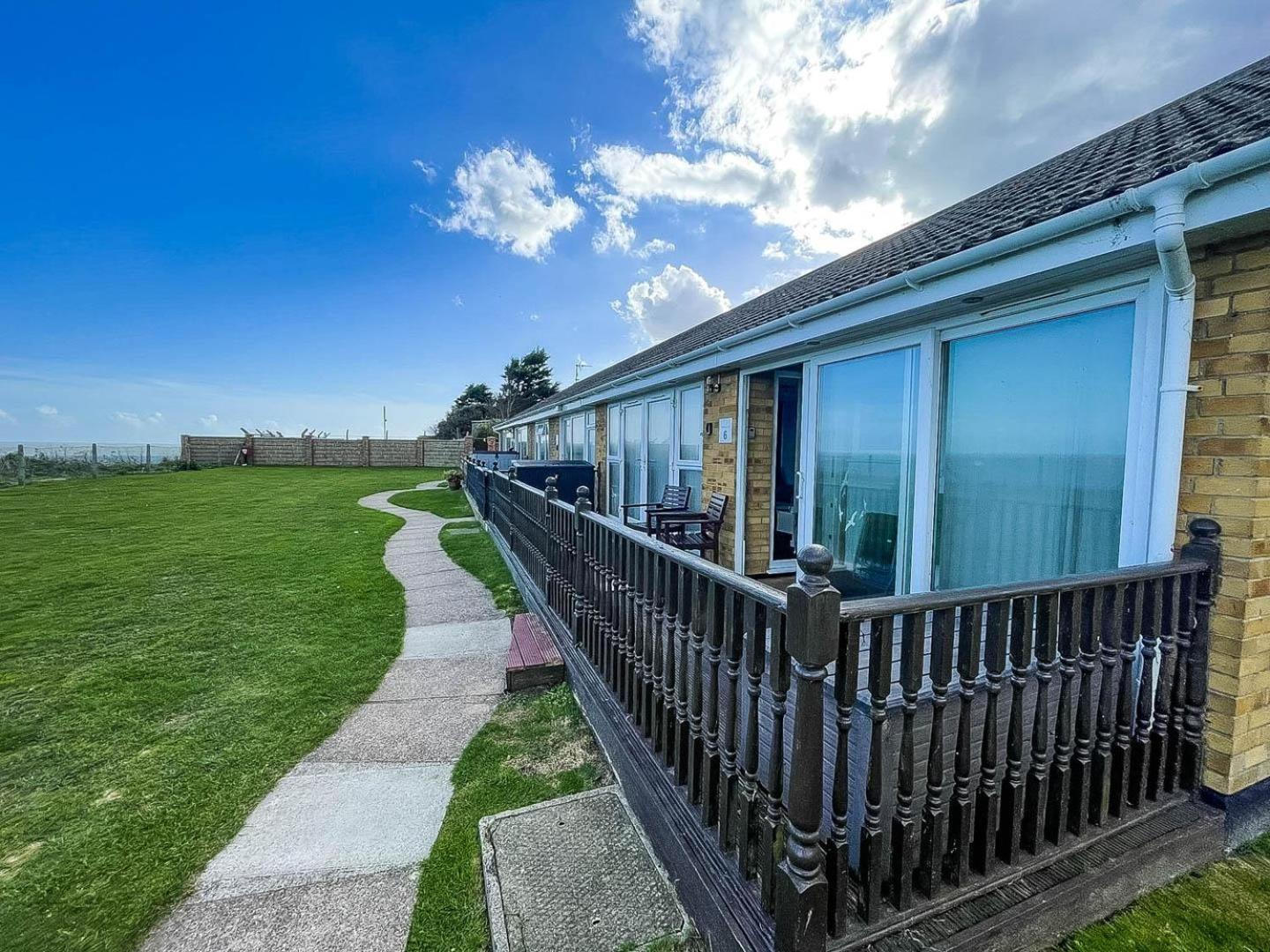 Lovely 5 Berth Bungalow At Waterside Village Park In Corton Ref 14006W Lowestoft Exterior foto