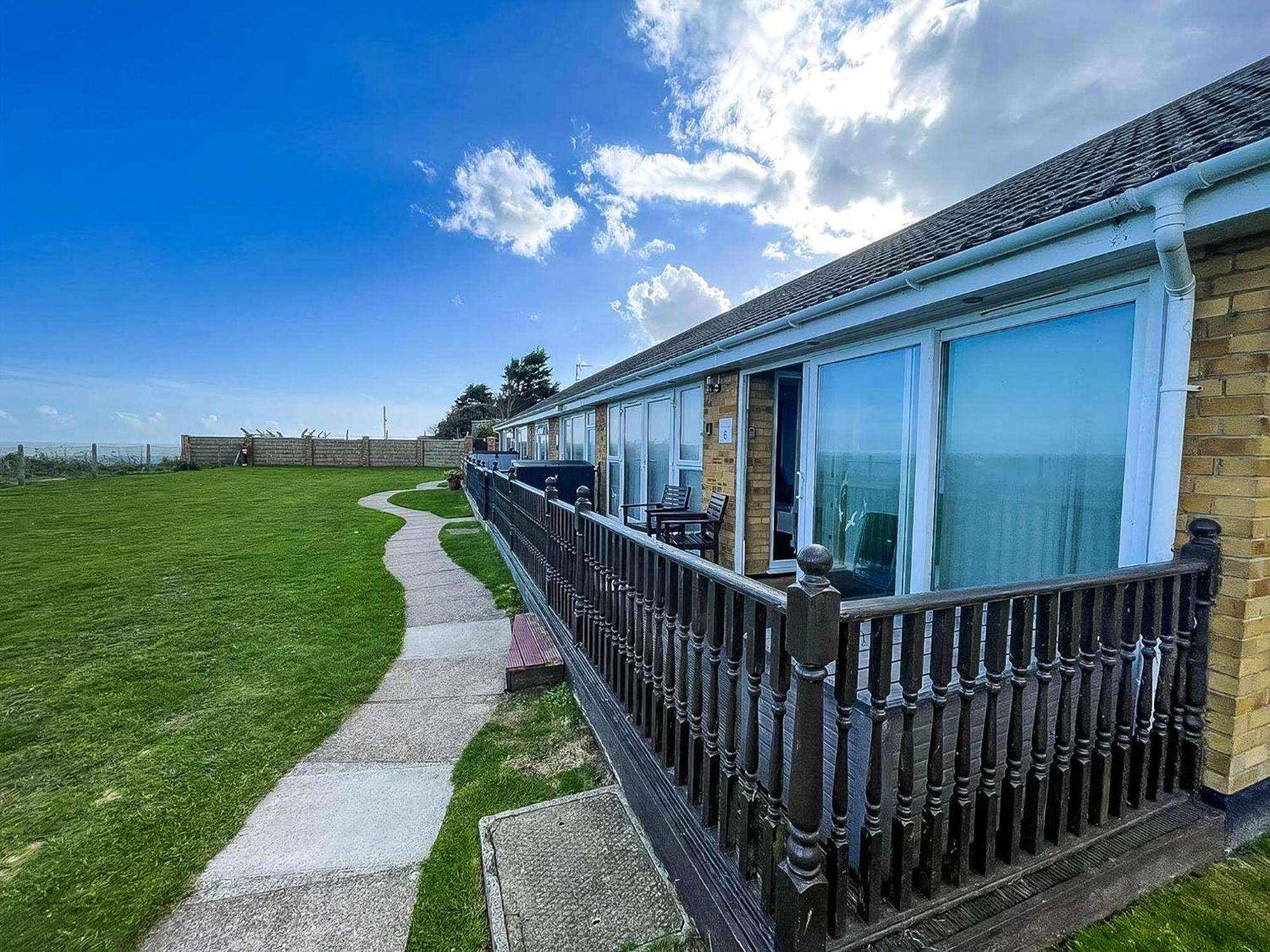 Lovely 5 Berth Bungalow At Waterside Village Park In Corton Ref 14006W Lowestoft Exterior foto