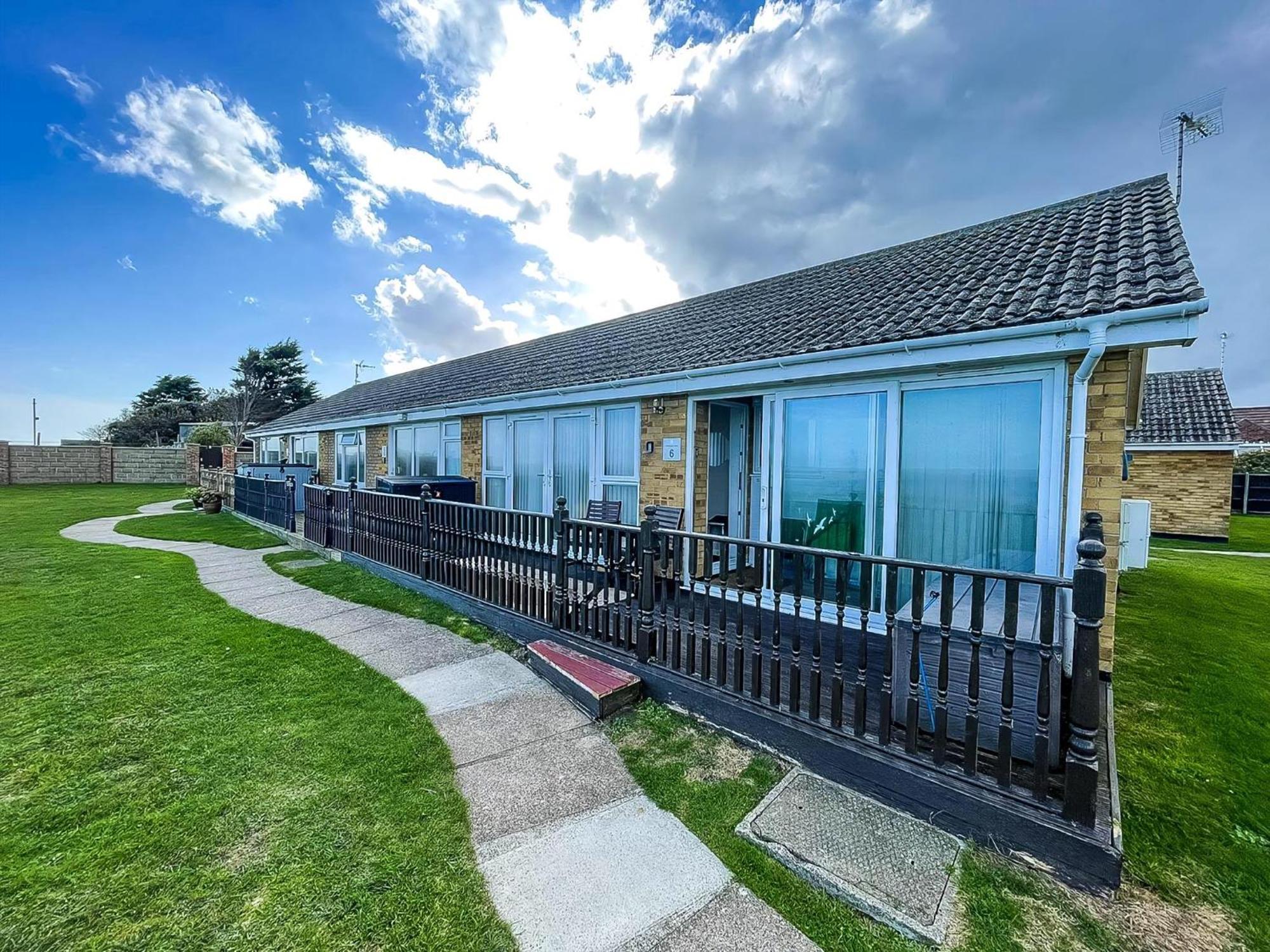 Lovely 5 Berth Bungalow At Waterside Village Park In Corton Ref 14006W Lowestoft Exterior foto